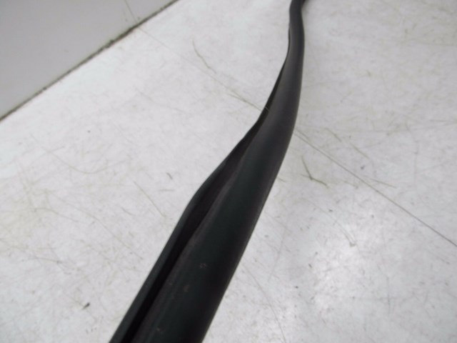 2004-2007 VOLKSWAGEN TOUAREG OEM ENGINE BAY WEATHERSTRIP RUBBER SEAL TRIM