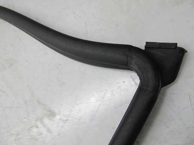 2004-2007 VOLKSWAGEN TOUAREG OEM ENGINE BAY WEATHERSTRIP RUBBER SEAL TRIM