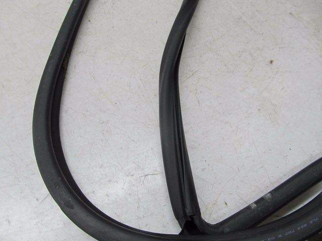 2004-2007 VOLKSWAGEN TOUAREG OEM ENGINE BAY WEATHERSTRIP RUBBER SEAL TRIM