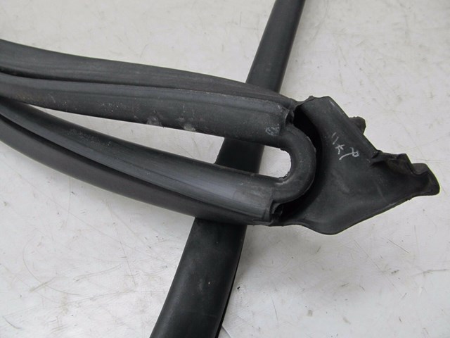 2004-2007 VOLKSWAGEN TOUAREG OEM ENGINE BAY WEATHERSTRIP RUBBER SEAL TRIM