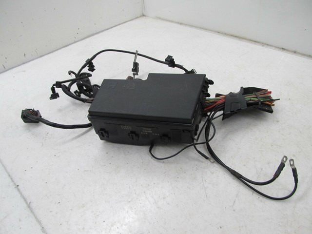 2006-2013 VOLVO C70 T5 OEM FRONT ENGINE BAY  UNDER HOOD FUSE BOX 