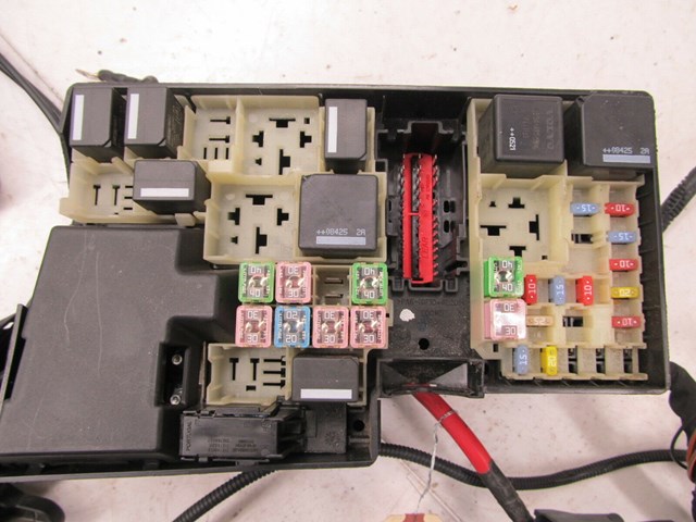 2006-2013 VOLVO C70 T5 OEM FRONT ENGINE BAY  UNDER HOOD FUSE BOX 