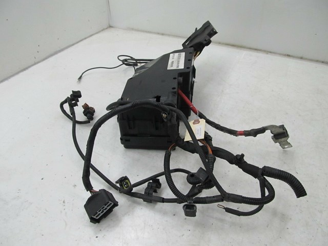 2006-2013 VOLVO C70 T5 OEM FRONT ENGINE BAY  UNDER HOOD FUSE BOX 