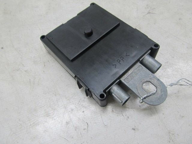 2007-2012 MERCEDES GL450 X164 OEM REAR TAILGATE ANTENNA AMPLIFIER CONTROL MODULE