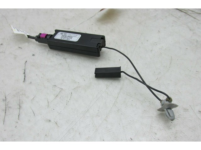 2014-2016 KIA CADENZA OEM LEFT REAR GLASS ANTENNA AMPLIFIER ASSEMBLY 