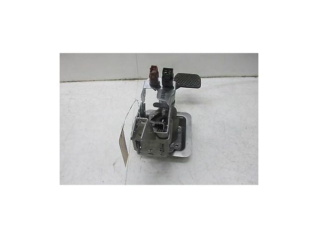 2014-2016 NISSAN VERSA NOTE OEM LEFT FRONT DRIVER SIDE BRAKE PEDAL PAD ASSEMBLY