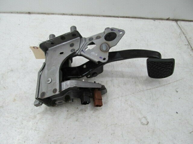 2013-2018 NISSAN SENTRA SV OEM LEFT FRONT DRIVER SIDE BRAKE PEDAL 
