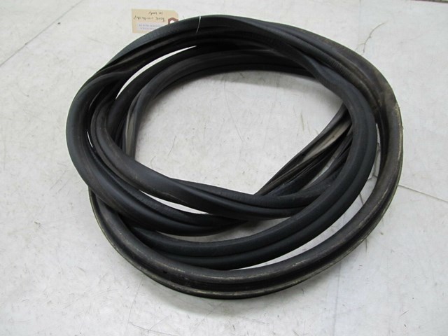 2003-2004 LAND ROVER DISCOVERY OEM TRUNK BODY WEATHER STRIP SEAL 