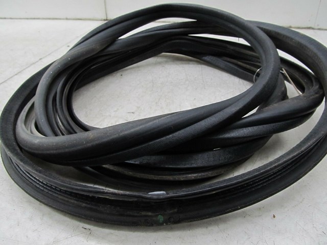 2003-2004 LAND ROVER DISCOVERY OEM TRUNK BODY WEATHER STRIP SEAL 