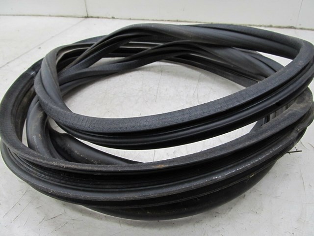 2003-2004 LAND ROVER DISCOVERY OEM TRUNK BODY WEATHER STRIP SEAL 