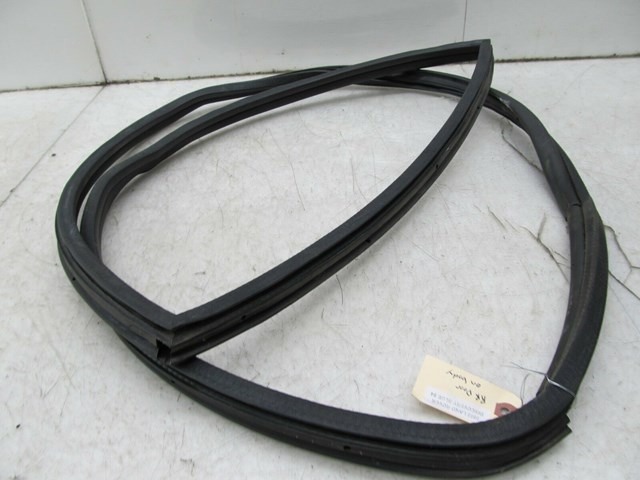 2003-2004 LAND ROVER DISCOVERY OEM RIGHT REAR DOOR BODY WEATHER STRIP SEAL 
