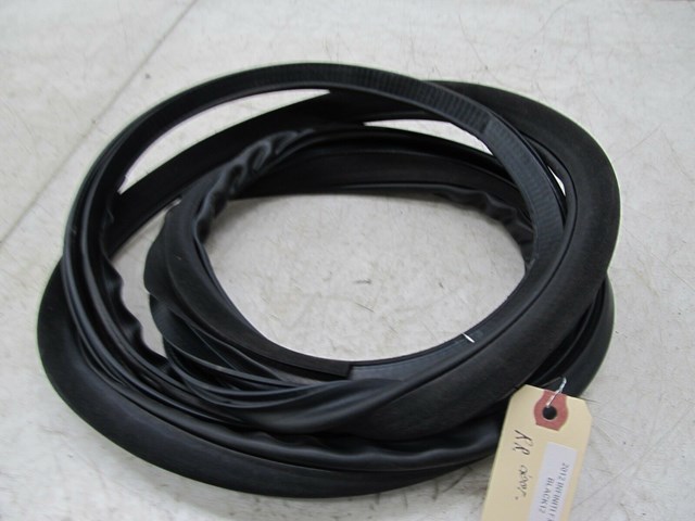 2009-2012 INFINITI FX35 OEM RIGHT REAR DOOR WEATHER STRIP 
