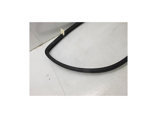 2002-2006 CADILLAC ESCALADE OEM RIGHT FRONT DOOR WEATHER STRIP SEAL 