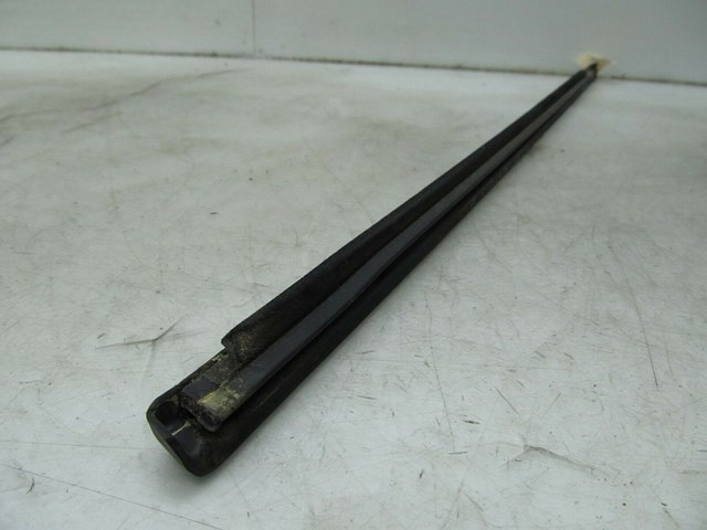 2005-2009 SAAB 9-5 AERO OEM RIGHT FRONT DOOR WINDOW WEATHER STRIP SEAL 
