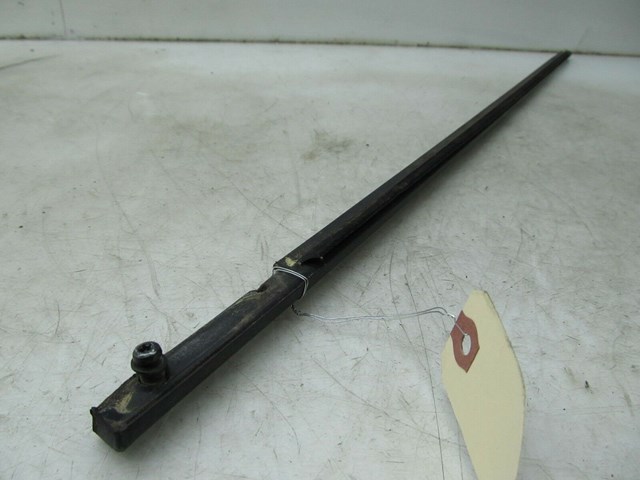 2005-2009 SAAB 9-5 AERO OEM RIGHT FRONT DOOR WINDOW WEATHER STRIP SEAL 