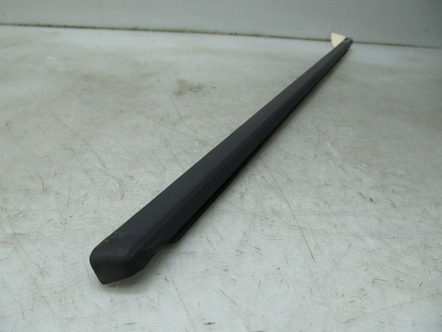 2005-2009 SAAB 9-5 AERO OEM RIGHT FRONT DOOR WINDOW WEATHER STRIP SEAL 