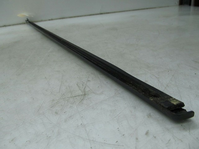 2005-2009 SAAB 9-5 AERO OEM RIGHT FRONT DOOR WINDOW WEATHER STRIP SEAL 