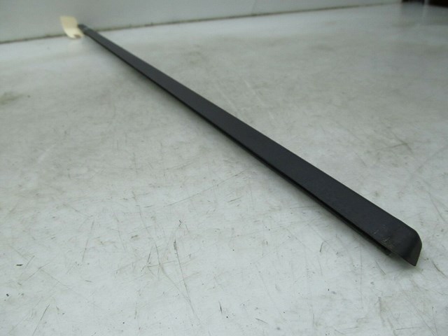 2005-2009 SAAB 9-5 AERO OEM RIGHT FRONT DOOR WINDOW WEATHER STRIP SEAL 