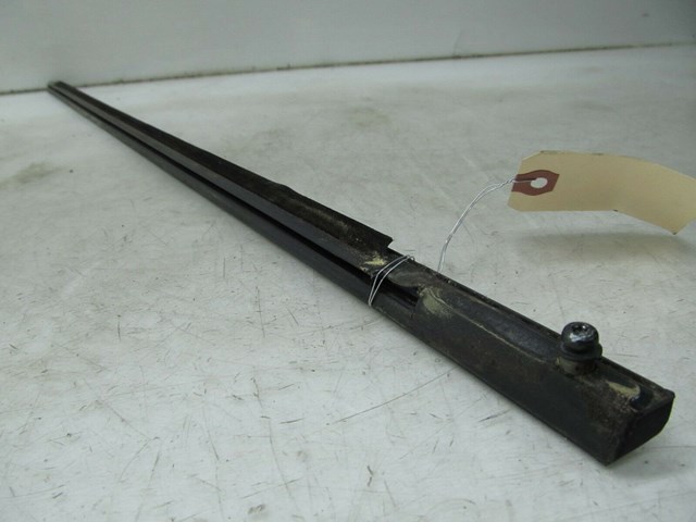 2005-2009 SAAB 9-5 AERO OEM RIGHT FRONT DOOR WINDOW WEATHER STRIP SEAL 