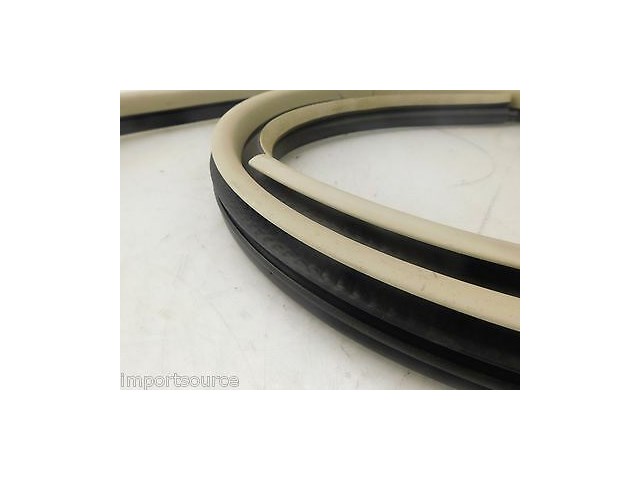 2008-2011 LINCOLN TOWN CAR OEM RIGHT FRONT PASSENGER DOOR WEATHER STRIP SEAL