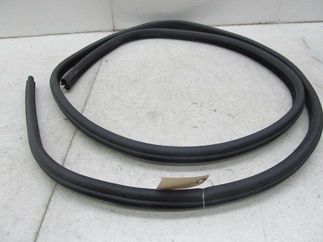2003-2006 RANGE ROVER HSE OEM LEFT FRONT DOOR WEATHER STRIP 