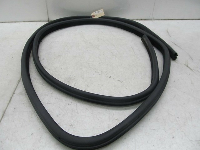 2003-2006 RANGE ROVER HSE OEM LEFT FRONT DOOR WEATHER STRIP 