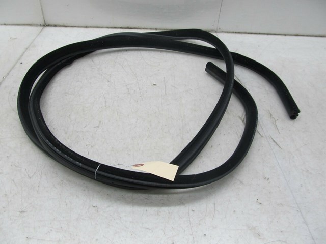 2003-2006 RANGE ROVER HSE OEM LEFT REAR DOOR WEATHER STRIP 