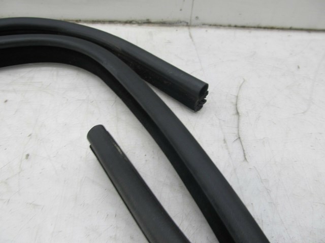 2003-2006 RANGE ROVER HSE OEM RIGHT REAR DOOR WEATHER STRIP 