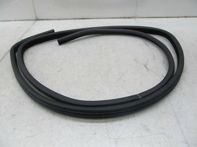2003-2006 RANGE ROVER HSE OEM RIGHT REAR DOOR WEATHER STRIP 