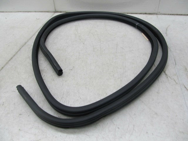 2003-2006 RANGE ROVER HSE OEM RIGHT REAR DOOR WEATHER STRIP 