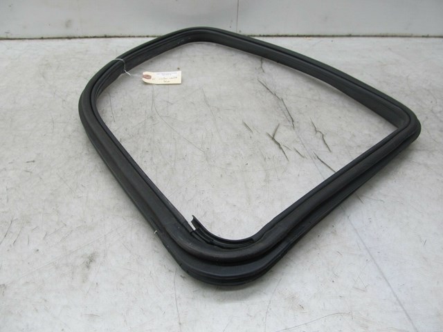 2007-2012 MERCEDES GL450 X164 OEM LEFT REAR QUARTER PANEL WINDOW WEATHER STRIP 