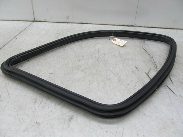 2007-2012 MERCEDES GL450 X164 OEM LEFT REAR QUARTER PANEL WINDOW WEATHER STRIP 