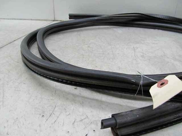 2003-2007 CHEVY SILVERADO OEM RIGHT FRONT INNER WEATHER STRIP SEAL 