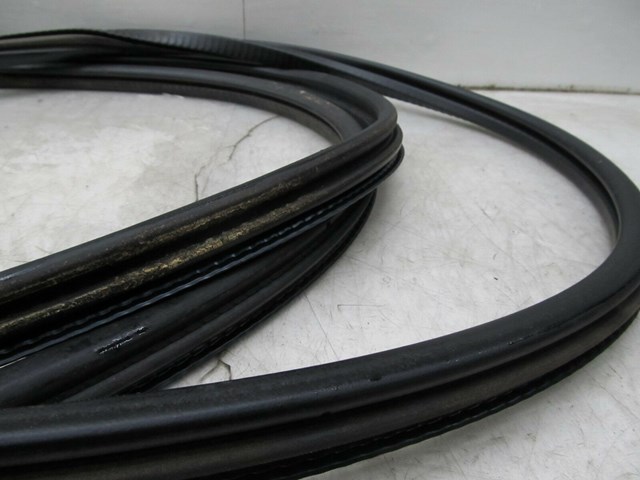 2003-2007 CHEVY SILVERADO OEM RIGHT FRONT INNER WEATHER STRIP SEAL 