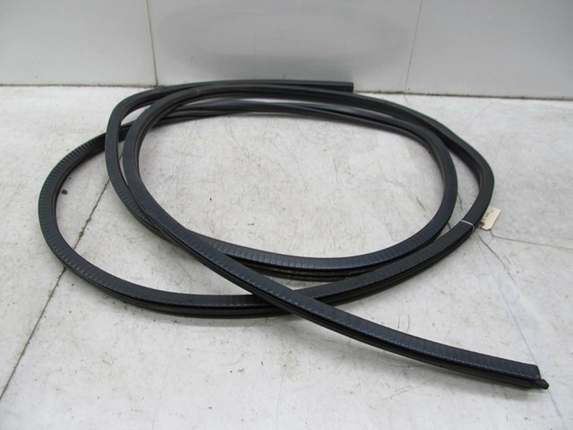 2003-2007 CHEVY SILVERADO OEM RIGHT FRONT INNER WEATHER STRIP SEAL 