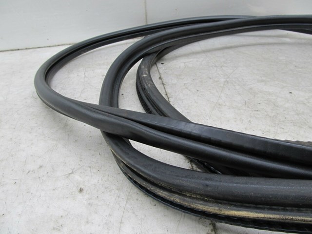 2003-2007 CHEVY SILVERADO OEM RIGHT FRONT INNER WEATHER STRIP SEAL 