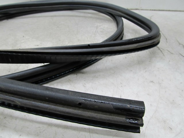2003-2007 CHEVY SILVERADO OEM RIGHT FRONT INNER WEATHER STRIP SEAL 