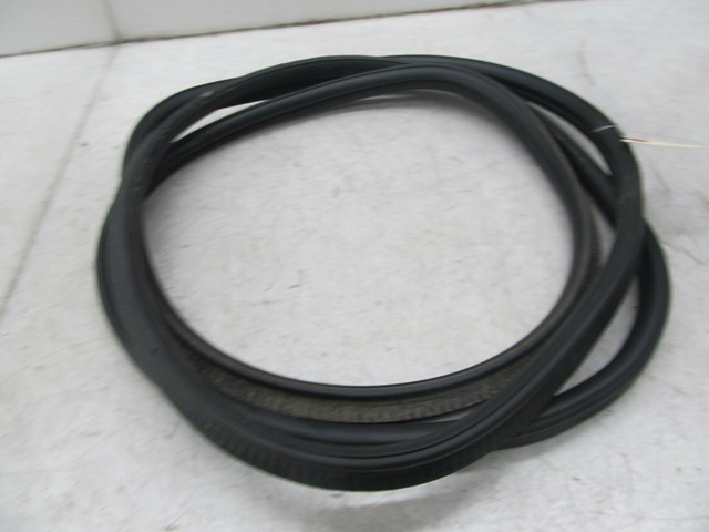 2003-2006 RANGE ROVER HSE OEM REAR TRUNK WEATHER STRIP 