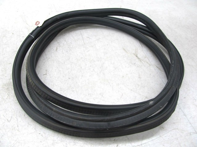 2003-2006 RANGE ROVER HSE OEM REAR TRUNK WEATHER STRIP 