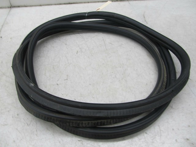 2003-2006 RANGE ROVER HSE OEM REAR TRUNK WEATHER STRIP 