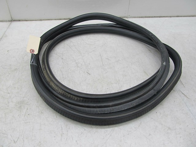 2003-2006 RANGE ROVER HSE OEM REAR TRUNK WEATHER STRIP 