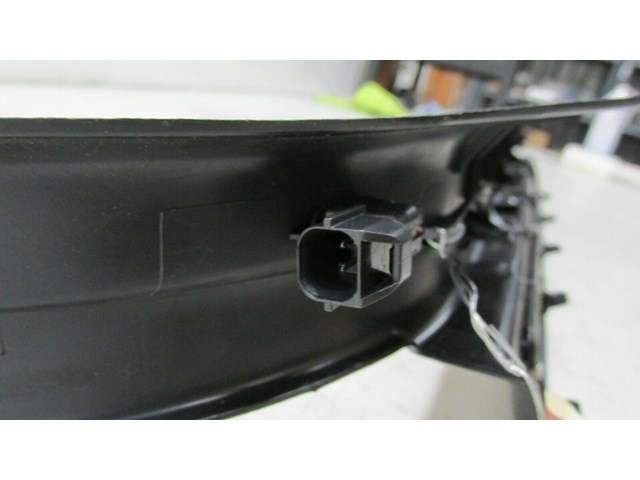 2014-2016 KIA CADENZA OEM RIGHT FRONT PASS SIDE LOWER DOOR SILL ILLUMINATED 