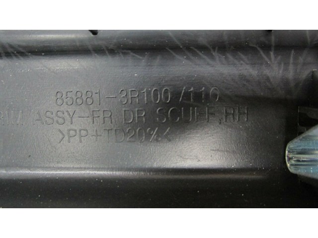 2014-2016 KIA CADENZA OEM RIGHT FRONT PASS SIDE LOWER DOOR SILL ILLUMINATED 