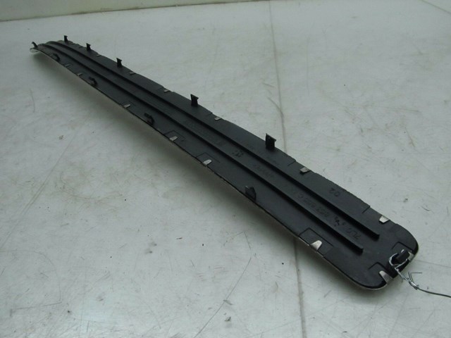 2004-2007 VOLKSWAGEN TOUAREG OEM LEFT FRONT DOOR SILL TRIM PANEL 