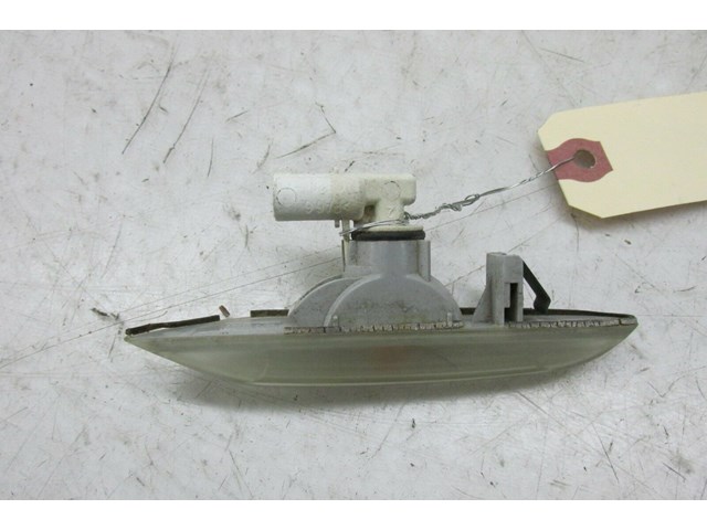   2009-2013 BMW 328i E93 E92 LCI OEM LEFT FRONT DRIVER SIDE  FENDER SIDE MARKER 