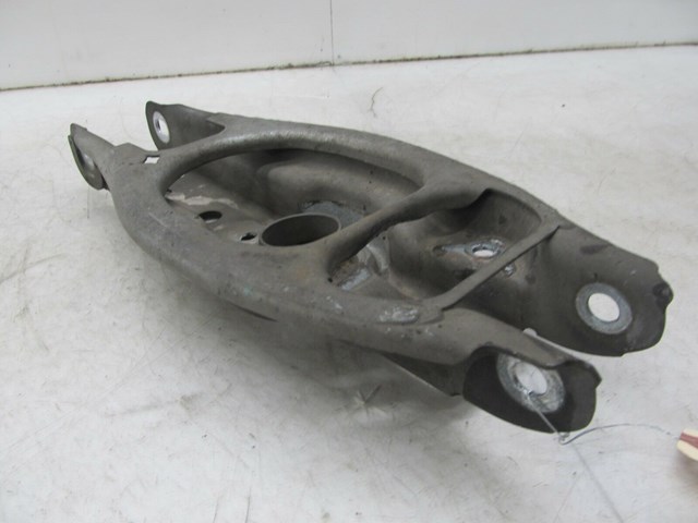 2007-2010 BMW 328xi E90 OEM RIGHT REAR LOWER CONTROL ARM SPRING HOLDER 