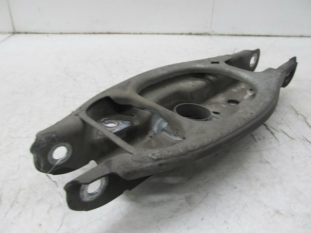 2007-2010 BMW 328xi E90 OEM RIGHT REAR LOWER CONTROL ARM SPRING HOLDER 