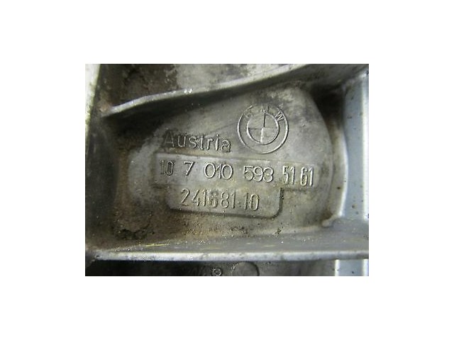 2004-2005 BMW 525i 530i E60 OEM WIPER LINKAGE SUPPORT BRACKET MOUNT 7010593