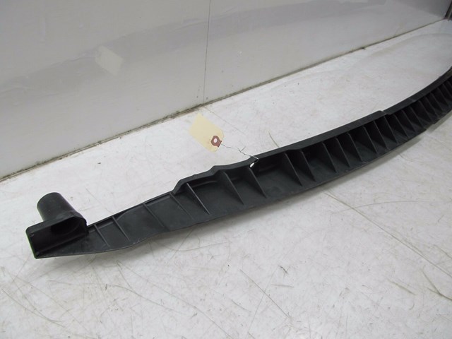 2004-2007 VOLKSWAGEN TOUAREG OEM REAR BUMPER MOUNTING BRACKET GUIDE RETAINER