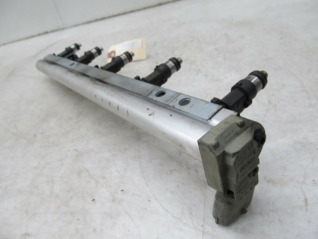 2006-2013 VOLVO C70 T5 OEM FRONT ENGINE FUEL INJECTOR RAIL ASSEMBLY 